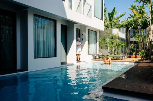 - 2 personnes dans la piscine d'une maison dans l'établissement POR Arak, à Chiang Mai