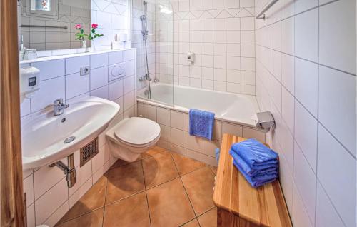 a bathroom with a sink and a toilet and a tub at Beautiful Home In St,georgen Am Kreischb, With 2 Bedrooms, Wifi And Indoor Swimming Pool in Sankt Lorenzen ob Murau