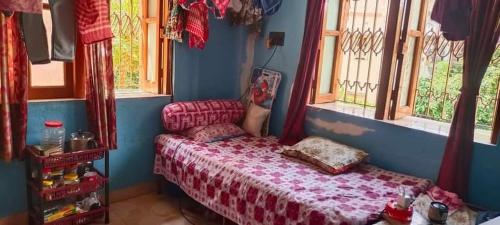加爾各答的住宿－Ladies pg，一间设有床铺的卧室,位于带窗户的房间内