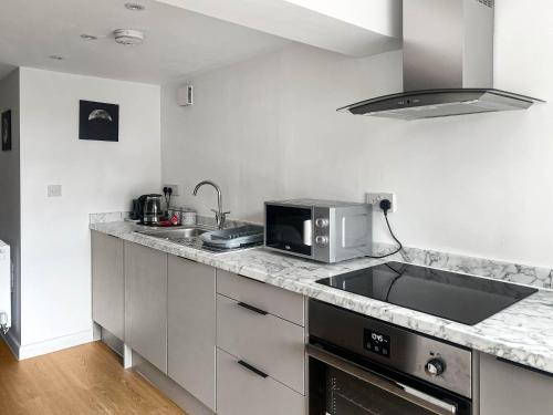 a kitchen with a sink and a microwave at Honeymead - Uk46952 in Blackwood