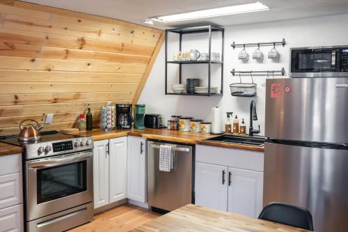 Kuhinja oz. manjša kuhinja v nastanitvi A-Frame Cabin - Mountain Views, Deck, Pet Friendly