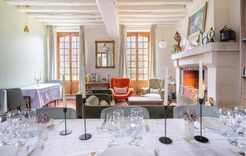 - une table avec des verres à vin dans l'établissement Magnifique Maison Avec Piscine, à Villotran