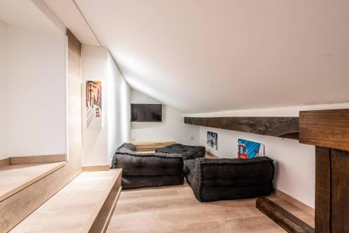 a living room with two couches and a tv at La venise du lac in Annecy