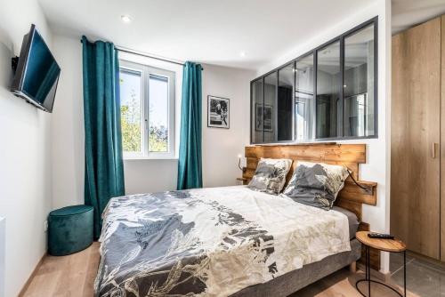a bedroom with a bed and a window at La venise du lac in Annecy