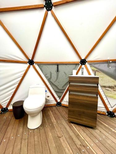 a toilet in a yurt with a wooden deck at Lujoso Glamping MarQua Spa Guatavita Wifi Cocina in Guatavita