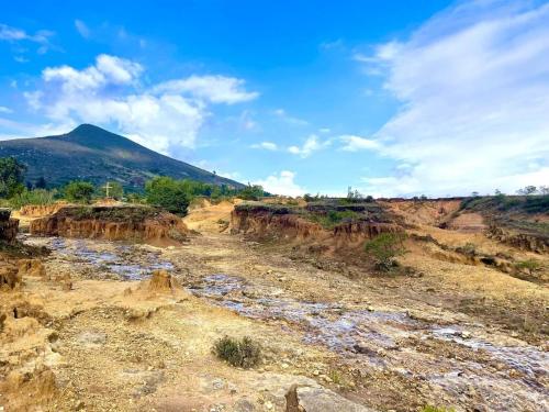 a dirt field with a mountain in the background at Lujoso Glamping MarQua Spa Guatavita Wifi Cocina in Guatavita