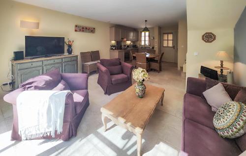 un salon avec des canapés violets et une table dans l'établissement Lovely Home In Saint-Laurent-De-La-Ca, à Saint-Laurent-de-la-Cabrerisse