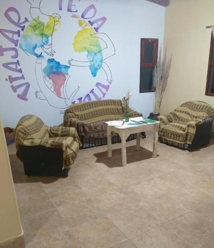 uma sala de estar com dois sofás e uma mesa em El Mollecito Hostel em Humahuaca