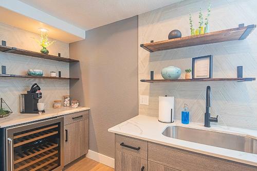 una cocina con fregadero y encimera en Work Hard, Relax Harder , Pool & Workspace- N248, en Scottsdale