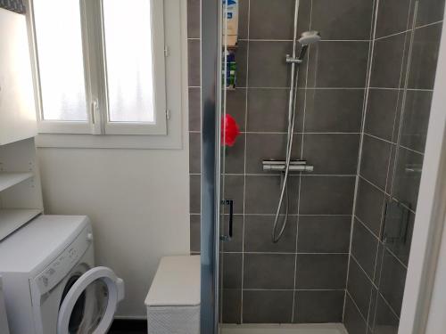 une douche avec une porte vitrée dans une salle de bain dans l'établissement Maison rénovée avec jardin, proche plage, idéale famille, WiFi inclus - FR-1-323-535, à Saint-Hilaire-de-Riez