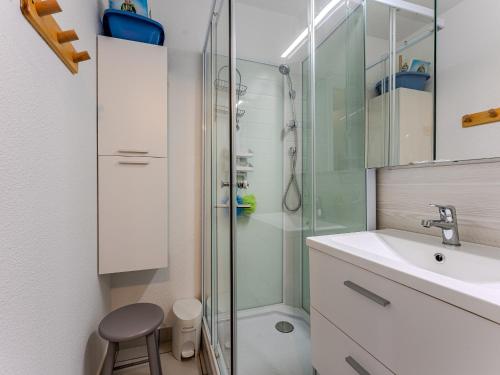 une salle de bain avec un lavabo et une douche dans l'établissement T2 cabine à 250 m de la plage à Biscarrosse avec balcon plein sud et parking - FR-1-521-246, à Biscarrosse