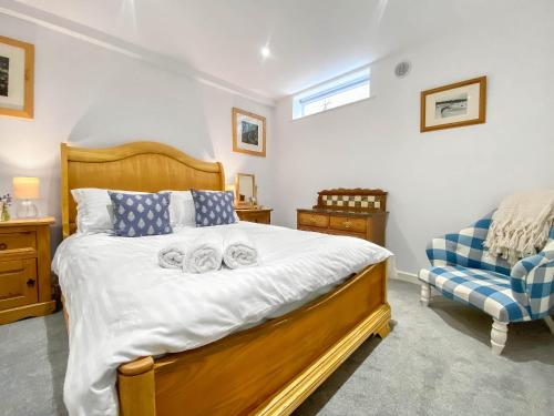 ein Schlafzimmer mit einem Bett mit zwei Handtüchern darauf in der Unterkunft Anjou Bijou in Westbury-sub-Mendip