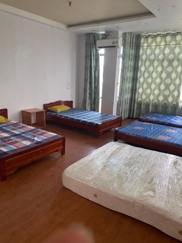 Zimmer mit 3 Betten in einem Zimmer in der Unterkunft Hotel Hải Vân 2 in Diện Biên Phủ