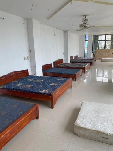eine Reihe von Betten in einem Zimmer in der Unterkunft Hotel Hải Vân 2 in Diện Biên Phủ