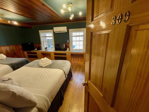 a bedroom with two beds and a kitchen at Skyline Village Inn in Spruce Pine