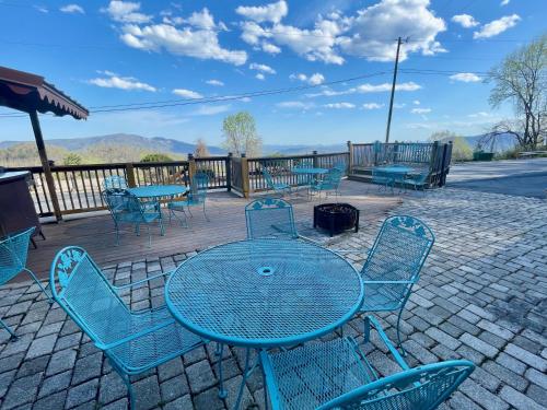 a table and chairs sitting on a brick patio at Skyline Village Inn in Spruce Pine