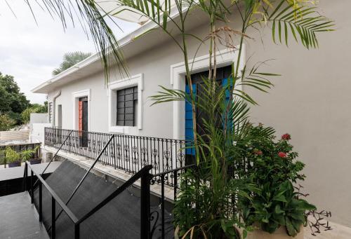 une maison avec un balcon et une plante dans l'établissement CENTRO FRENTE CASA DE ARTESANIAS ESTUDIO4 CASA PAXI, à Mérida
