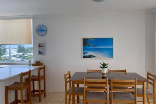Ocean Front 2Bed - Unbeatable Views @ Sanderling! في غولد كوست: مطبخ وغرفة طعام مع طاولة وكراسي