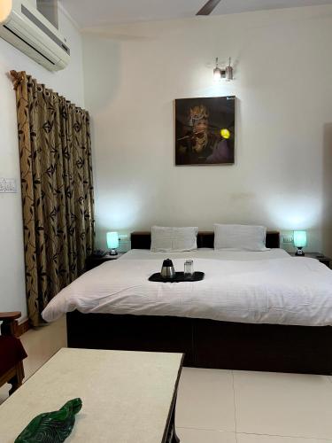 1 dormitorio con 1 cama blanca grande en una habitación en Poonam Palace jodhpur, en Jodhpur