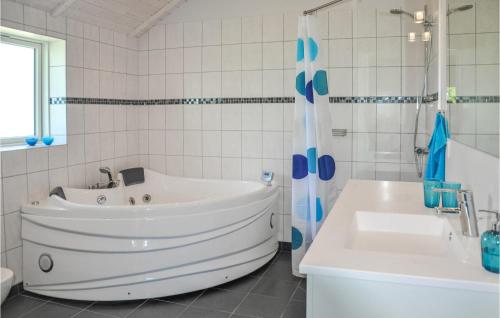 Phòng tắm tại Holiday Home Sydals 60 With Hot Tub