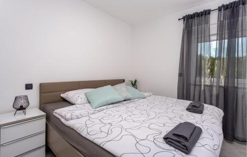 um quarto com uma cama e uma janela em Cozy Apartment In Novi Vinodolski With House Sea View em Novi Vinodolski