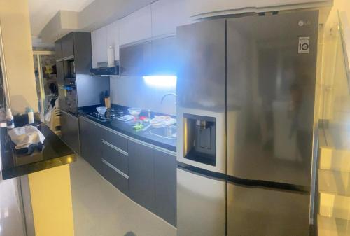 een keuken met een roestvrijstalen koelkast bij CASA GRANDE 3 CUARTOS 10 PERSONAS in Valledupar