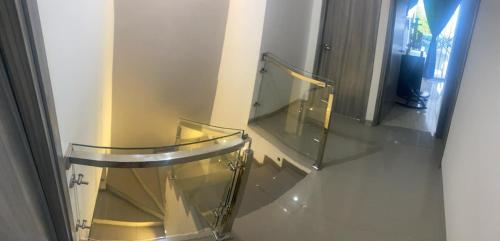 a glass elevator in a room with a hallway at CASA GRANDE 3 CUARTOS 10 PERSONAS in Valledupar