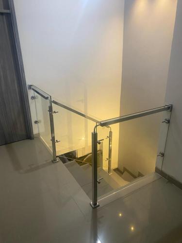 una escalera en un edificio con barandilla de cristal en CASA GRANDE 3 CUARTOS 10 PERSONAS en Valledupar