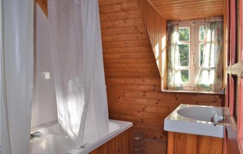baño con lavabo, bañera y ventana en Cozy Home In Plourivo With Kitchen, en Lanleff