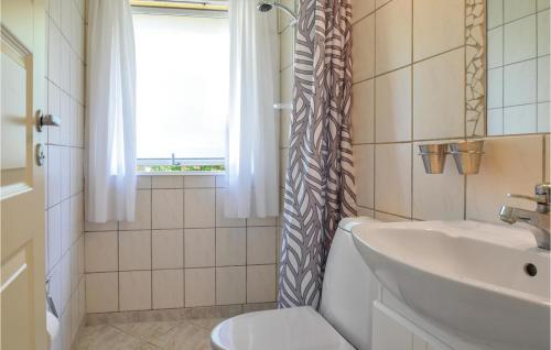 bagno con lavandino, servizi igienici e finestra di Awesome Home In Humble With Wifi a Humble