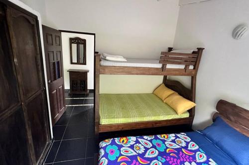 a room with two bunk beds and a bed at Villa Diana, Condominio Oasis in Guayabal de Síquima