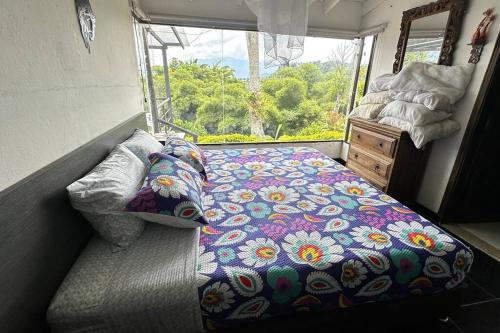 - une petite chambre avec un lit et une fenêtre dans l'établissement Villa Diana, Condominio Oasis, à Guayabal de Síquima
