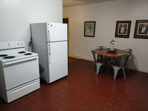 Una cocina con un refrigerador blanco y una mesa. en Cajun Stays-Cajun Home II- Entire House, en Lafayette