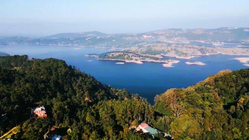 - une vue aérienne sur un lac dans les montagnes dans l'établissement ROYALTY GLOBAL HOMESTAY, à Shillong
