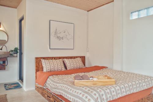 1 dormitorio con 1 cama con cabecero de madera en Nhà Đậu Homestay Măng Đen en Kon Von Kla
