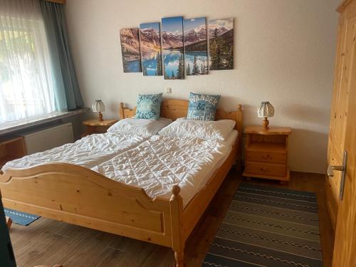1 dormitorio con 1 cama de madera y 2 mesitas de noche en Katarina's cozy bungalov, en Bad Mitterndorf