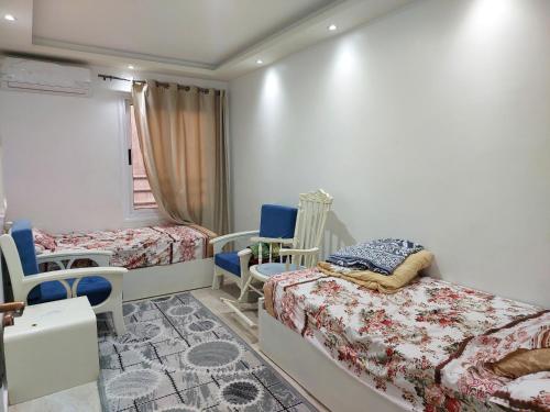 Postel nebo postele na pokoji v ubytování شقة مفروشة للايجار في خالد بن الوليد الإسكندرية