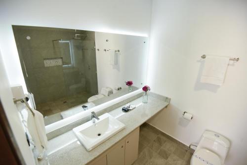 A bathroom at Elithe Hotel