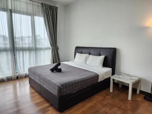 - un lit avec une tête de lit noire dans une chambre dans l'établissement Regalia Serviced Suites KLCC Infinitypool, à Kuala Lumpur