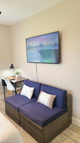 Posezení v ubytování Air Conditioned! Paradise Park Brand new 2-bedroom Suite