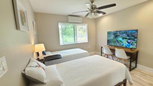 Postel nebo postele na pokoji v ubytování Air Conditioned! Paradise Park Brand new 2-bedroom Suite