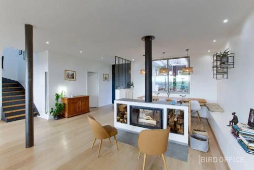 - un salon avec une cheminée et 2 chaises dans l'établissement Grande villa 20 min de Paris centre, à Garches