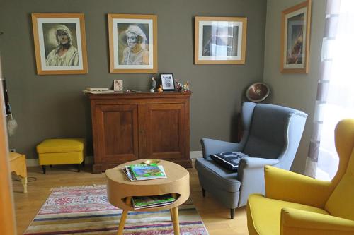 a living room with two chairs and a table at tombe la nèfle in Avignon