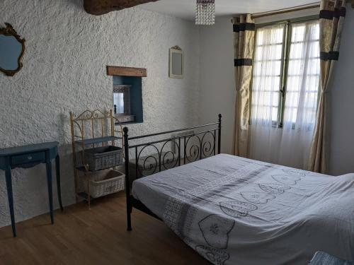 une chambre avec un lit et une fenêtre dans l'établissement Le Clos des oliviers, à Rieux-en-Val