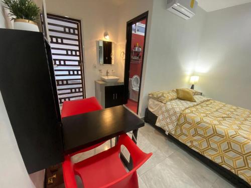 a bedroom with a desk and a bed and a sink at Un departamento a tu gusto in Valladolid