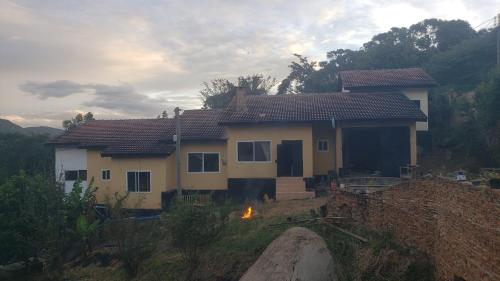 una casa con fuego delante de ella en Safari Junction Backpackers hostel, en Iringa