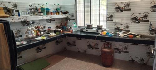 uma cozinha com um balcão, um lavatório e um fogão em happy khajuraho home stay em Khajuraho