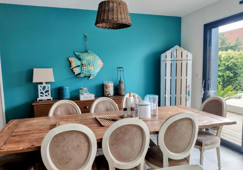 Photo de la galerie de l'établissement RARE à Cabourg - Maison neuve avec piscine et jardin, à Cabourg