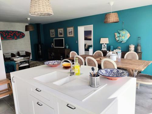 Photo de la galerie de l'établissement RARE à Cabourg - Maison neuve avec piscine et jardin, à Cabourg