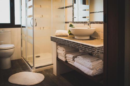 Koupelna v ubytování Apartamentos Rurales La Fatela